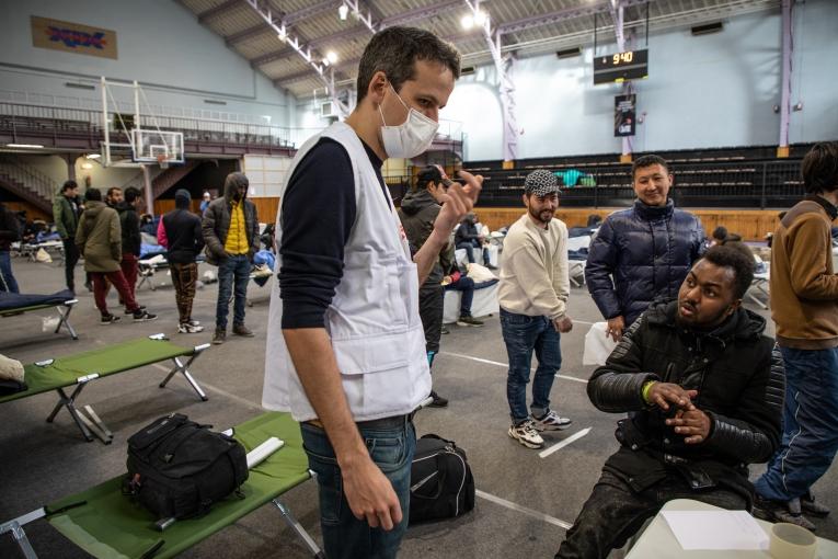 Bastien Mollo, médecin MSF, examine des personnes évacuées d'un camp près de Paris le 24 mars. MSF a lancé des activités liées à la COVD 19 en France, en se concentrant sur les personnes vulnérables vivant dans la rue, comme les migrants.
© Agnes Varraine-Leca/MSF