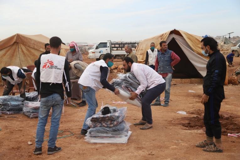 Les équipes MSF distribuent notamment des couvertures et des bâches en plastique pour se protéger des intempéries. Nord-ouest de la Syrie. Novembre 2020. 
 © Abdul Majeed Al Qareh