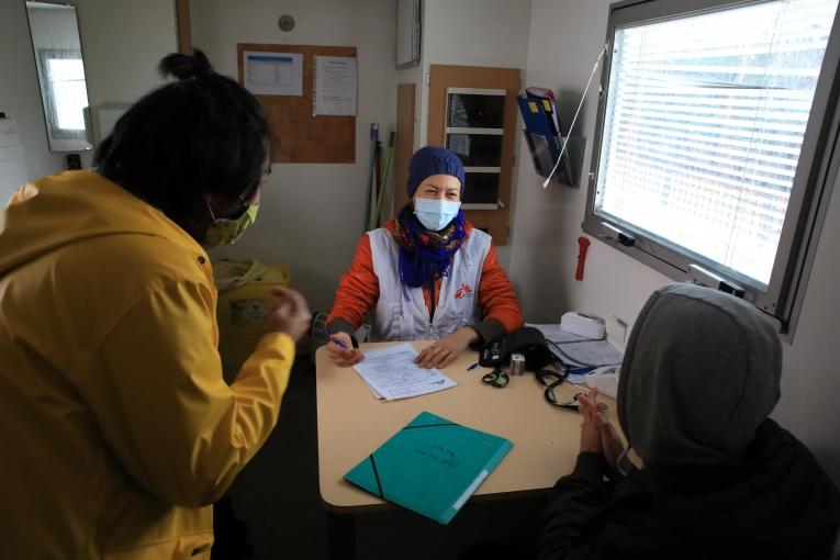  Alix, la médecin de la clinique mobile en consultation.
 © Mohammad Ghannam/MSF