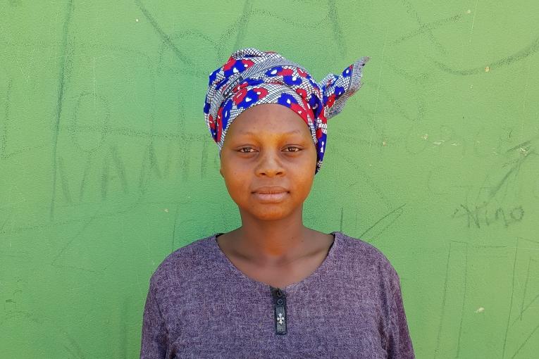 Magrete a dû fuir la ville de Palma et s'est réfugiée dans la ville de Pemba. Mozambique. 2021. 
 © Amanda Furtado Bergman