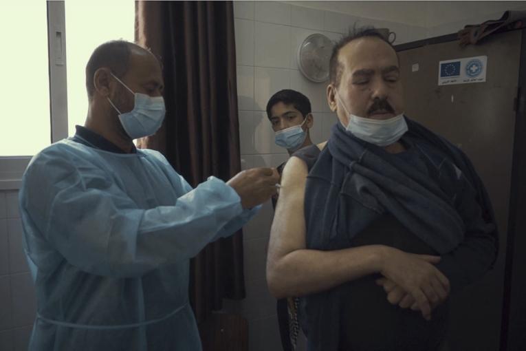 Un homme se fait vacciner contre la Covid-19 dans un hôpital de Gaza. Extrait d'un reportage réalisé en avril 2021. 
 © Fady Hanona