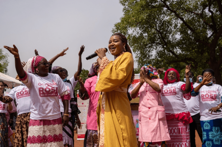 La chanteuse Bintou Soumbounou lors de la cérémonie de lancement de la campagne d'Octobre Rose au centre de santé communautaire du quartier de Yirimadio à Bamako, octobre 2021. 
 © Mohammed Dayfour Diawara