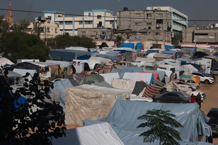 Vue des abris installés par des personnes déplacées à proximité de l'hôpital Nasser dans le sud de la bande de Gaza. 24 novembre 2023.
 © Mohammed Abed