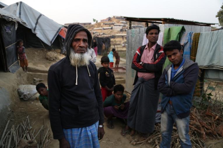 Ali Ahmed est un réfugié rohingya âgé de 80 ans vivant dans le camp de fortune de Jamtoli.
 © Anna Surinyach/MSF