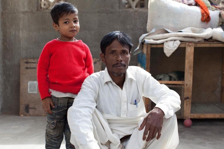 Noor Alam, ici avec son fils, est le premier patient à avoir été guéri de l'hépatite C à la clinique MSF de Machar Colony, au Pakistan. Février 2016.
 © Sa'adia Khan/MSF