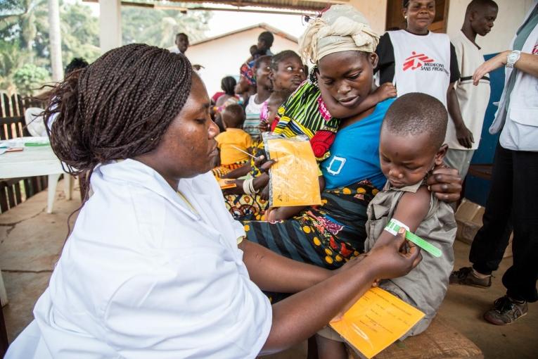 Vaccination et dépistage de la malnutrition, République centrafricaine, février 2014.&nbsp;
 © Pierre-Yves Bernard/MSF