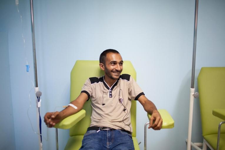 Goderdzi Rajabishvili, patient ambulatoire du centre national de traitement de la tuberculose et des maladies pulmonaires de la capitale géorgienne, Tbilissi, effectue sa perfusion biquotidienne d’imipénème, antibiotique utilisé pour soigner la tuberculose multirésistante. 
 © Daro Sulakauri/MSF