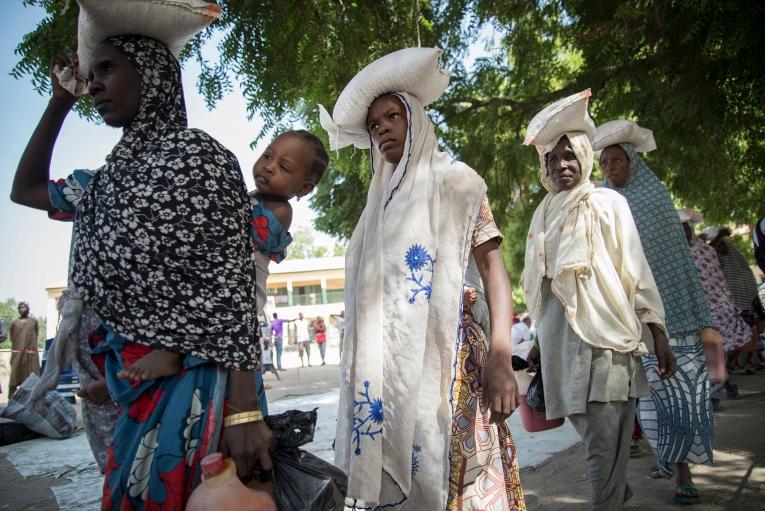 Une distribution de nourriture organisée par MSF pour les déplacés, à Maïduguri, dans le nord-ouest du Nigeria, en novembre 2016.
 © Aurelie Baumel/MSF