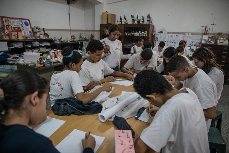 Les psychologues de MSF travaillent avec des enfants de tous âges, expliquant l'importance de la santé mentale. Malgré leur jeune âge, de nombreux enfants vivant à Petare ont déjà été victimes d'une forme de violence directe ou indirecte dans leur communauté. Novembre 2016.
 © Marta Soszynska/MSF