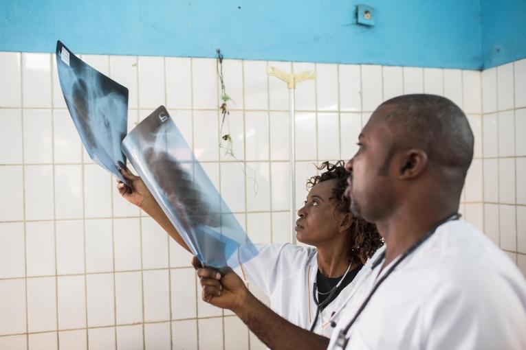 Le Dr Pulcherie et le Dr Zola vérifient des radiographies&nbsp;au Centre Hospitalier Roi Baudouin à Masina, Kinshasa,&nbsp;République démocratique du Congo. Juin 2017.
 © Kris Pannecoucke