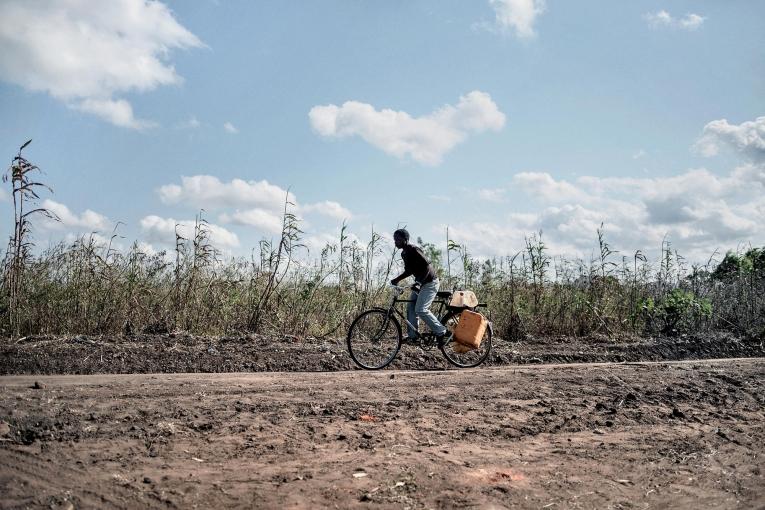 Alfred Nema, 18 ans, du village de Ntweya. Grâce au protocole médical et malgré sa maladie, il peut étudier et travailler.
 © Luca Sola