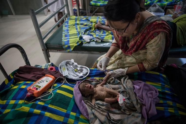 Un bébé prématuré souffrant de malnutrition est pris en charge dans l'unité de pédiatrie néonatale de MSF. 
 © Paula Bronstein/Getty Images