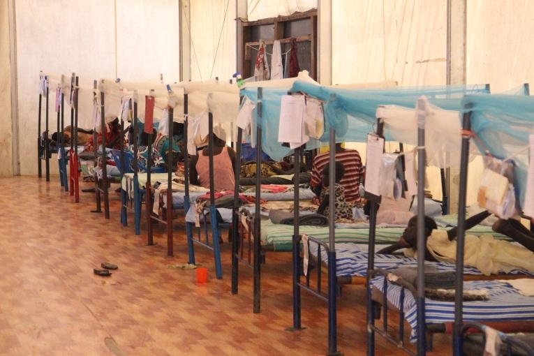 Médecins Sans Frontières gère un hôpital de 40 lits dans le site de protection des civils de Malakal. 
 © Philippe Carr/MSF
