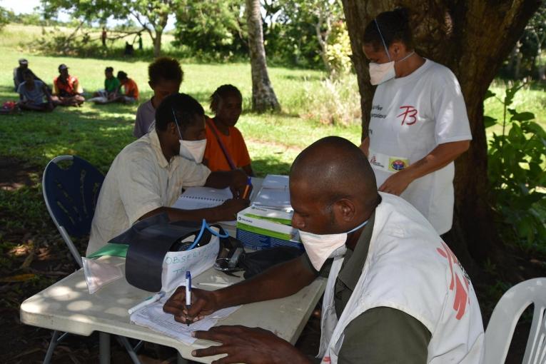 Les équipes de Médecins Sans Frontières enregistrent des patients dans le centre de santé de Malalaua, à 70 kilomètres de Kerema, dans lequel MSF soutient le diagnostic et le traitement de la tuberculose. Papouasie-Nouvelle-Guinée. 2017. 
 © Sophie McNamara/MSF