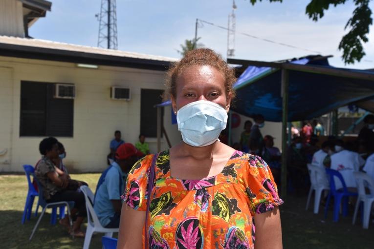 Giakila est atteinte de tuberculose résistante. Elle a été diagnostiquée à l'hôpital Gerehu de Port Moresby, dans lequel MSF soutient les activités de lutte contre la tuberculose. Papouasie-Nouvelle-Guinée. 2017. 
 © Sophie McNamara/MSF