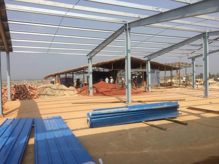 Construction de l’hôpital MSF : la charpente métallique a été montée sur les plots en béton. Une dalle en béton doit ensuite être coulée. 
 © MSF