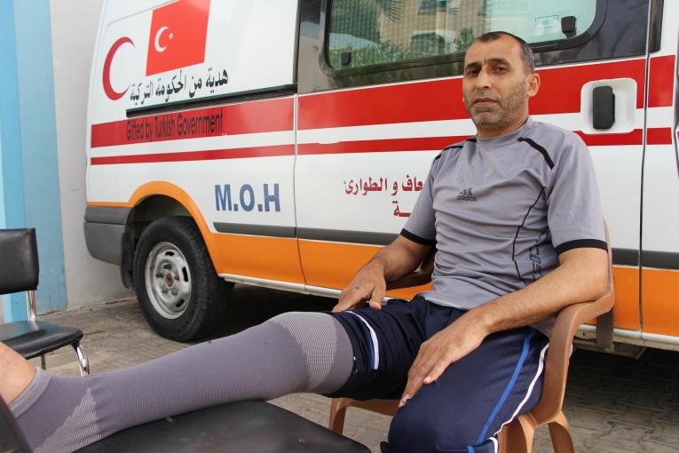 Jameel a 50 ans. Il est suivi par les équipes de Médecins Sans Frontières à la clinique de Beit Lahia pour une blessure par balle.&nbsp;
 © Laurie Bonnaud/MSF