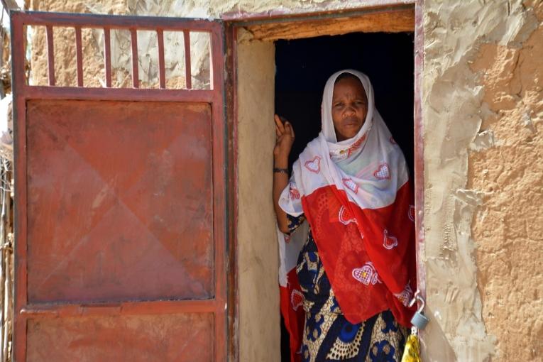Kaima est responsable d'un lieu d'écoute. Elle a été choisie par la communauté, ce qui pose les bases d'une relation de confiance avec les femmes du village. Kaima réfère à Médecins Sans Frontières les cas qui nécessitent une assistance médicale. 
 © Elise Mertens/MSF