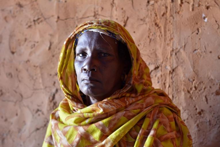 Kingui est la matrone d'un village depuis 10 ans. Les matrones jouent un rôle central dans les lieux d'écoute mis en place par Médecins Sans Frontières, notamment pour établir une relation de confiance avec les femmes qui s'y présentent. 
 © Elise Mertens/MSF