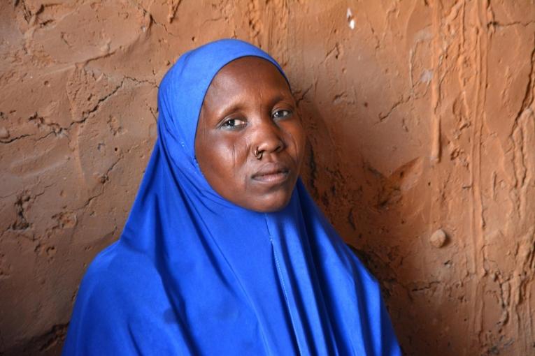 Kolo a 22 ans et elle est mère de trois enfants. Elle a souffert d'une infection sexuellement transmissible pendant six ans, avant que MSF ne l'aide à obtenir un traitement. L'infection a été diagnostiquée grâce au lieu d'écoute mis en place dans son village. 
 © Elise Mertens/MSF