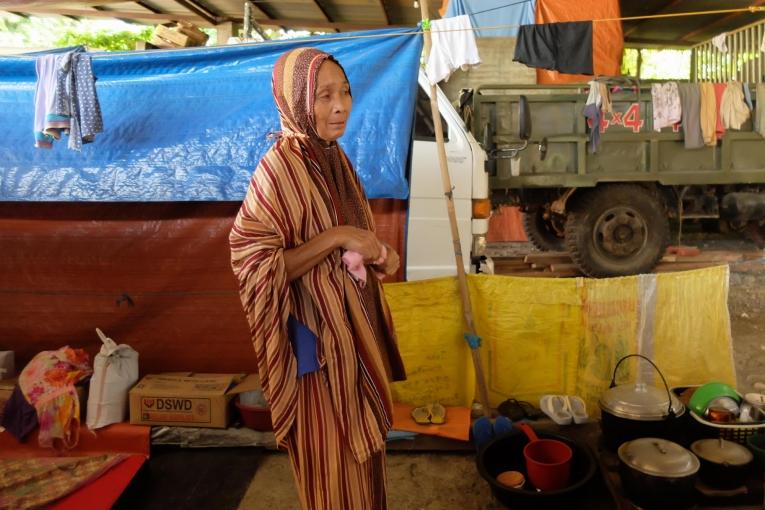 Mettre sa vie en suspens : durant le siège, seule une personne sur dix a pu se réfugier dans un camp officiel. La plupart ont trouvé refuge dans des abris informels, notamment des garages.
 © Baikong Mamid/MSF
