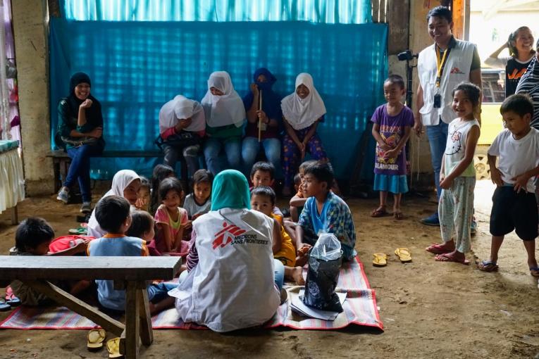 Retour en enfance : durant le siège, MSF a mené des séances de jeu dans des camps de déplacés informels dans le cadre de son programme de soutien psychologique d’urgence.
 © Rocel Ann Junio/MSF