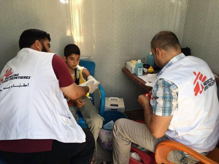 Un jeune garçon en consultation dans une clinique mobile MSF, qui offre des soins de santé aux personnes déplacées à Idlib en Syrie.
 © Mohammed Homidan/MSF