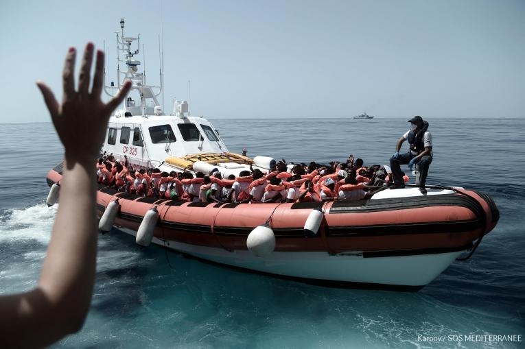 Opération de transfert de rescapés depuis l'Aquarius vers deux navires italiens. 
 © Kenny Karpov/SOS MEDITERRANEE
