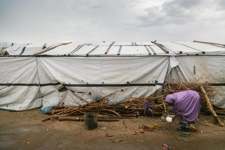 Une femme devant une tente du camp de transit de Pulka, au Nigeria. 
 © Igor G. Barbero/MSF