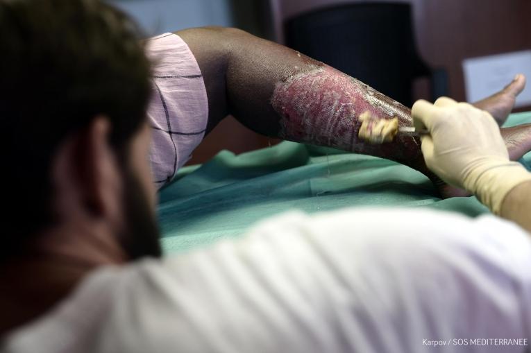 Les équipes de Médecins Sans Frontières, présentes à bord de l'Aquarius, offrent des soins de santé aux rescapés secourus lors d'opérations de recherche et de sauvetage.
 © Kenny Karpov/SOS MEDITERRANEE