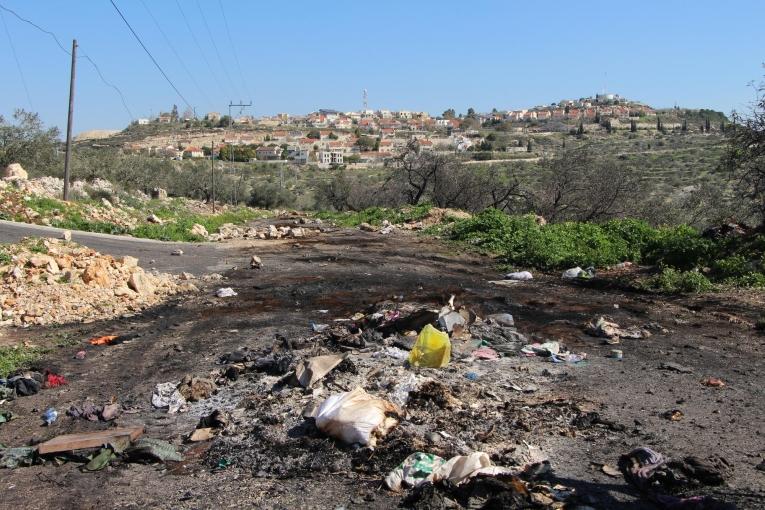 Une route interdite aux Palestiniens depuis l'installation d'une colonie israélienne à Kofor Qadoom, visible en arrière-plan. Cette route permettrait de rejoindre Naplouse en 10 minutes. Ce trajet prend désormais 45 minutes. 2018.
 © Laurie Bonnaud/MSF