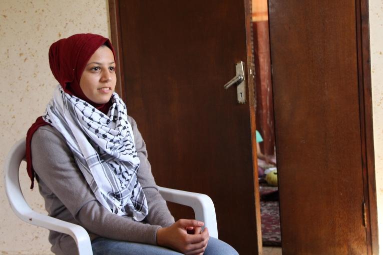 Estabarak, 17 ans, habite le village de Madama en Cisjordanie. Elle est suivie par l'équipe de psychologues de Médecins Sans Frontières. 2018.
 © Laurie Bonnaud/MSF