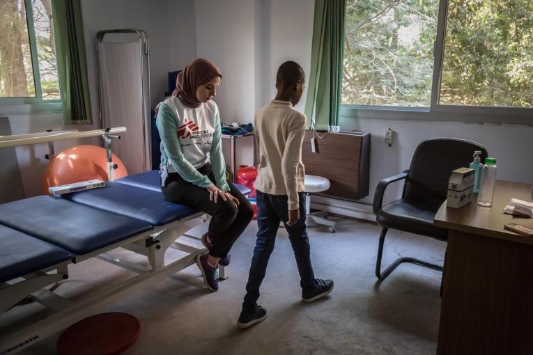 Une physiothérapeute MSF en séance avec un jeune patient de la clinique de Maadi. Égypte. 2018.
 © Sima Diab