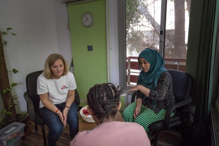 Une patiente de la clinique de Maadi en discussion avec un membre des équipes MSF et sa traductrice. Égypte. 2018.
 © Sima Diab