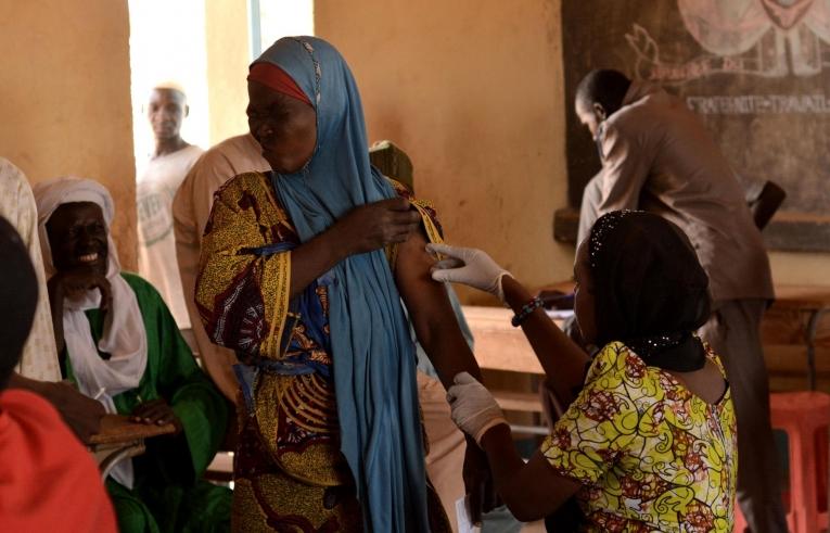 Une femme est vaccinée dans un site de vaccination établi par MSF et le ministère de la Santé. 
 © Elise Mertens/MSF