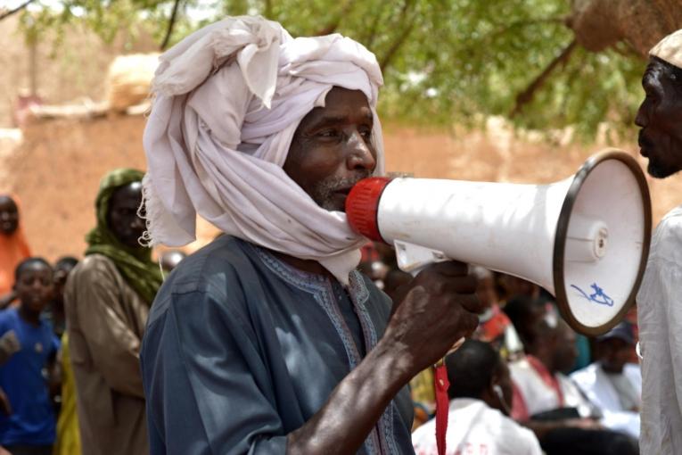 Un crieur public annonce le lancement de la campagne de vaccination aux habitants du village. Les activités de promotion de la santé sont fondamentales dans la mobilisation de la population et visent à assurer une meilleure couverture vaccinale.
 © Elise Mertens/MSF