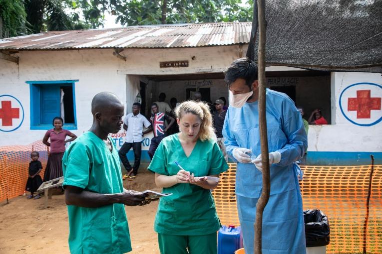 L'équipe de MSF évalue un cas suspect d'Ebola à Ikoko Impenge.
 © Louise Annaud/MSF