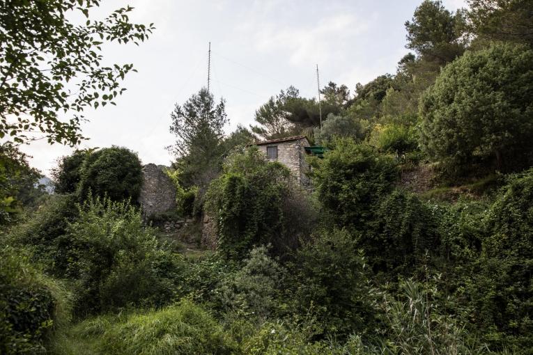 Route empruntée par les migrants de l'Italie vers la France par la montagne. Il y a de nombreuses maisons abandonnées sur cette route, mais aussi des maisons habitées, comme celle-ci. Italie. 2018.
 © MSF