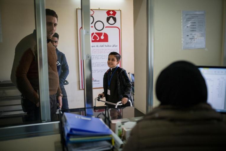 Un garçon de 9 ans, victime d'une explosion quatre ans auparavant. Il a été admis dans le Centre de rééducation médicale de Bagdad (BMRC). Irak. 2017.
 © Florian SERIEX/MSF