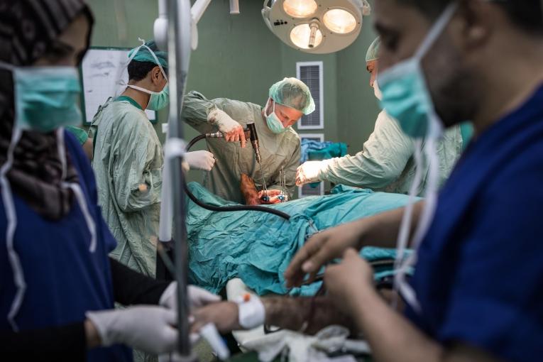 Le personnel médical de l'hôpital Al Aqsa, appuyées par les équipes de Médecins Sans Frontières, opère des patients blessés par balle. Bande de Gaza. 2018.
 © Laurence Geai