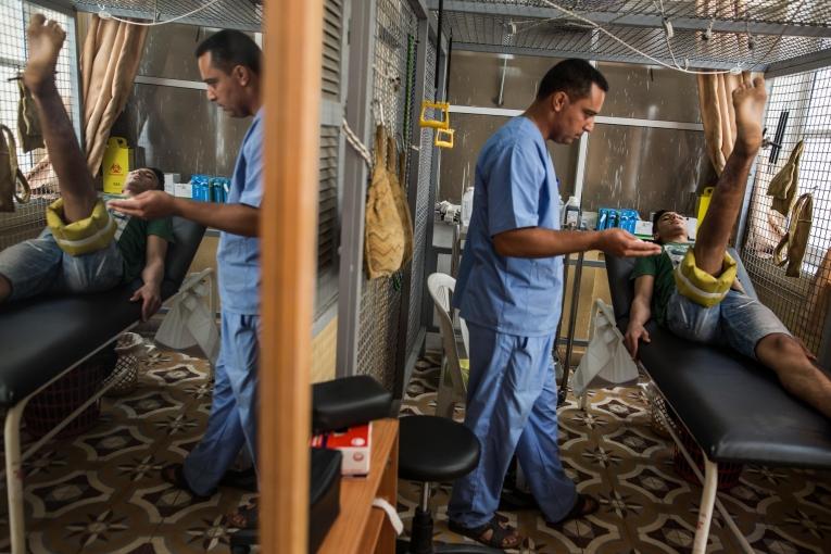 Une séance de physiothérapie dans un centre de soins post-opératoires MSF le 16 mai. Bande de Gaza. 2018.
 © Laurence Geai