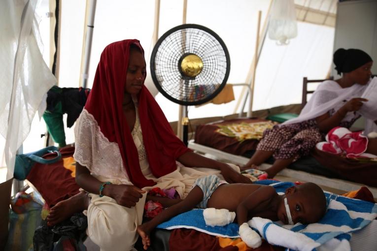 Fatima, 20 ans. Sa fille a été admise dans le centre nutritionnel thérapeutique de MSF. Tchad. 2018. 
 © Mohammad Ghannam/MSF