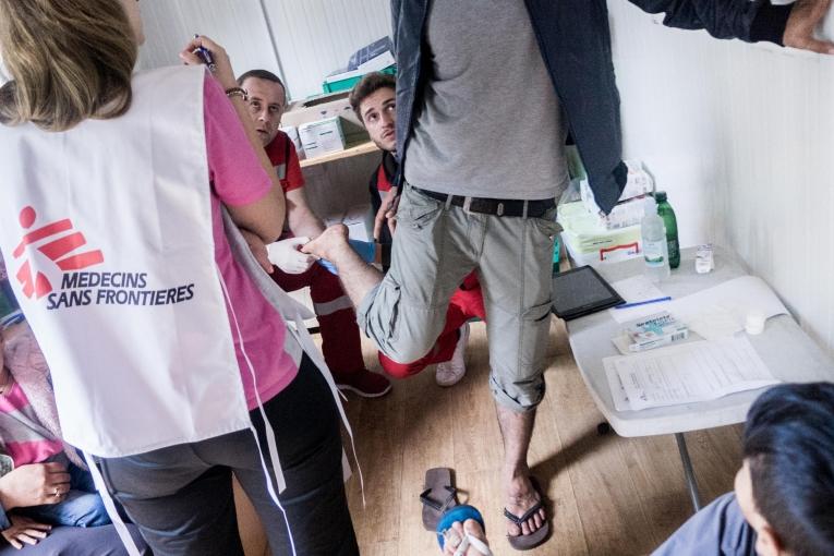 Un jeune Kurde originaire de Syrie lors d'une consultation avec les équipes de Médecins Sans Frontières et de la Croix-Rouge bosniaque. Les blessures aux pieds sont fréquentes pour ces personnes qui marchent des jours durant. Bosnie-Herzégovine. 2018.
© Kamila Stepien