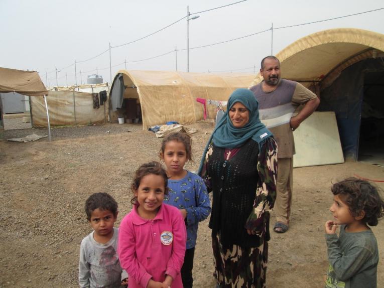 Ali Manahel et sa famille dans un camp de personnes déplacées. Ils ont fui la ville de Sinjar lorsque le groupe État islamique a en pris le contrôle. Irak. 2018.
 © Brigitte Breuillac/MSF