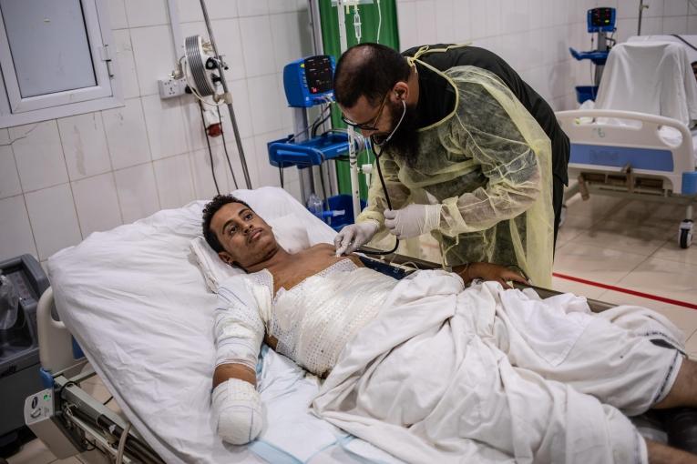 Youssef a 18 ans. Il a été blessé par l'explosion d'une mine alors qu'il conduisait sa voiture. Il a été transféré à l'hôpital de Mocha où les équipes MSF ont dû procédé à une amputation de son avant-bras droit. Il a ensuite été transféré à Aden pour qu'on lui retire les schrapnels logés dans son abdomen. Décembre 2018. Yémen. 
 
 © Agnes Varraine-Leca/MSF