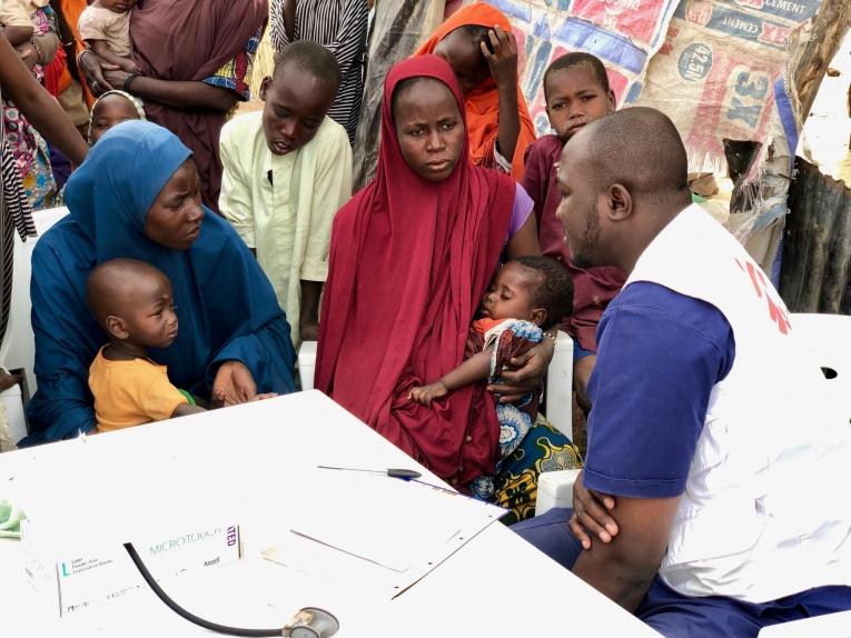 En janvier 2019, les équipes de Médecins Sans Frontières sont intervenues auprès des personnes déplacées nouvellement arrivées à Maiduguri. MSF a fourni une aide médicale, distribué des couvertures et des produits d'hygiène et construit des latrines. Ces personnes ont fui le conflit dans le nord de l'État de Borno. Nigeria. 2019.
 © Junaid Khan/MSF