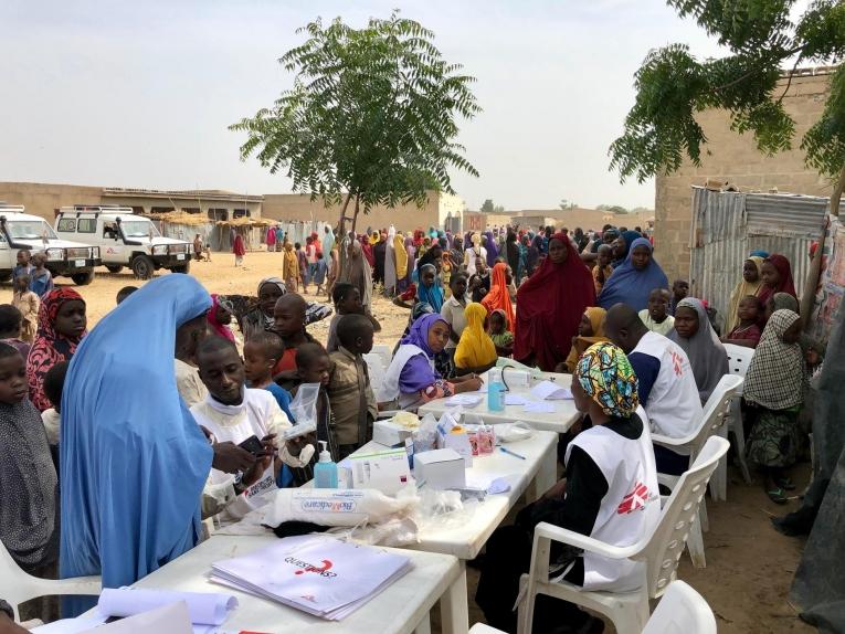 En janvier 2019, les équipes de Médecins Sans Frontières sont intervenues auprès des personnes déplacées nouvellement arrivées à Maiduguri. MSF a fourni une aide médicale, distribué des couvertures et des produits d'hygiène et construit des latrines. Ces personnes ont fui le conflit dans le nord de l'État de Borno. Nigeria. 2019.
 © Junaid Khan/MSF