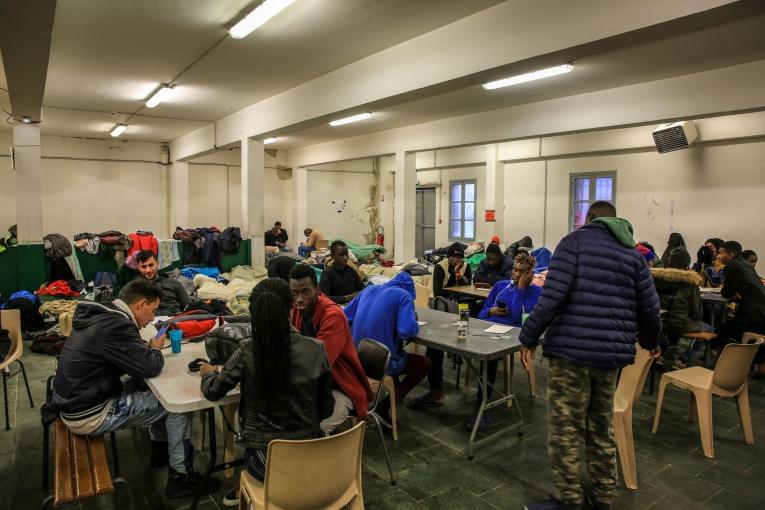 Chaque jour, 200 migrants et demandeurs d’asiles, dont des mineurs non accompagnés, sont accueillis dans le centre de transit de la ville de Bayonne. 2018.
© Mohammad Ghannam/MSF