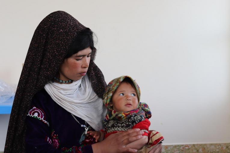 Khadija a 20 ans. Elle s'est rendue dans la clinique MSF d'Hérat car sa fille de deux ans souffre de diarrhée sévère. 2019. Afghanistan. 
 © Adhmadullah Safi/MSF