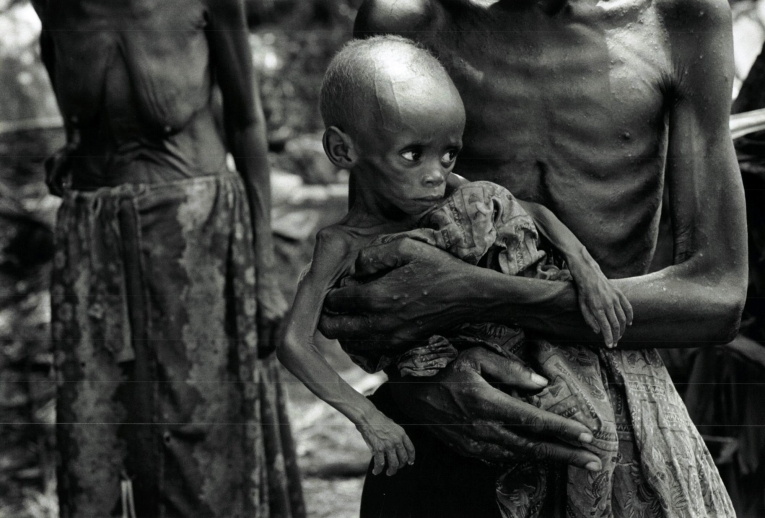 Des réfugiés rwandais hutus le long de la voie de chemin de fer qui relie Ubundu à Kisangani. Zaïre. 1997.
© Sebastiao Salgado